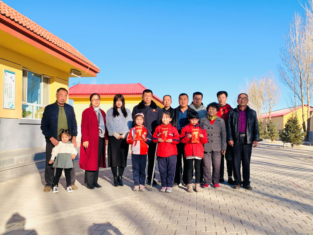 企业进校园，，，，，，，，温情暖童心